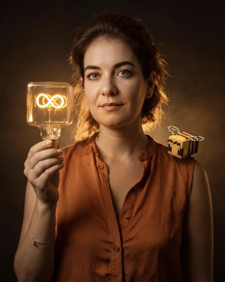 Andreia, fundadora da The Media Bees, com a lâmpada da marca e uma abelha ao ombro